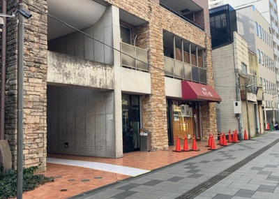 【外観】 | グエルスクエア八王子 | 外観はマンション管理がされているかの目安になります。築年数が古いと、壁面は劣化してひび割れが生じることも！建物が古びていても細かいところが修繕されていると、きちんと管理されているなぁと感じるでしょう。