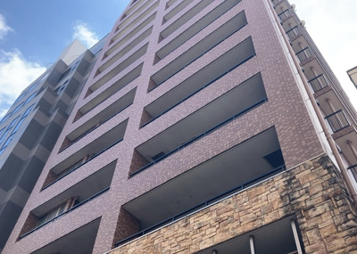 【バルコニー】 | グエルスクエア八王子 | 一般的なバルコニーは、奥行1.5ｍ程ですが、ワイルドバルコニーは2ｍまで広がっています。そのため洗濯物の間隔をあけ干すことができ、乾きやすいというメリットや、ガーデニングが楽しめる等の特徴があります。