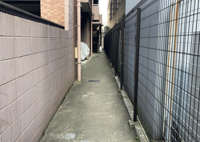 【駐車場】 | グエルスクエア八王子 | 車一台あたりに必要なスペースは、標準サイズの普通自動車で横幅2m50cm、長さ5mは必要になります。ただし、乗降のことも考慮して横幅3m30cm、長さ5m50cmほどは確保できるところを選びましょう。