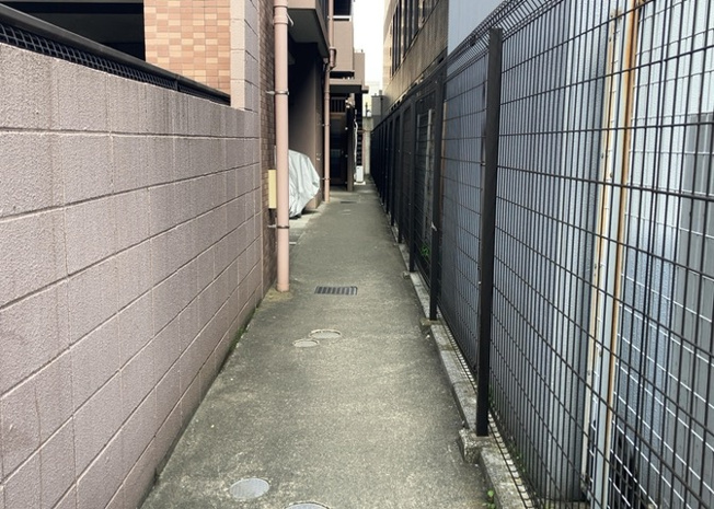 【駐車場】 | グエルスクエア八王子 | 車一台あたりに必要なスペースは、標準サイズの普通自動車で横幅2m50cm、長さ5mは必要になります。ただし、乗降のことも考慮して横幅3m30cm、長さ5m50cmほどは確保できるところを選びましょう。