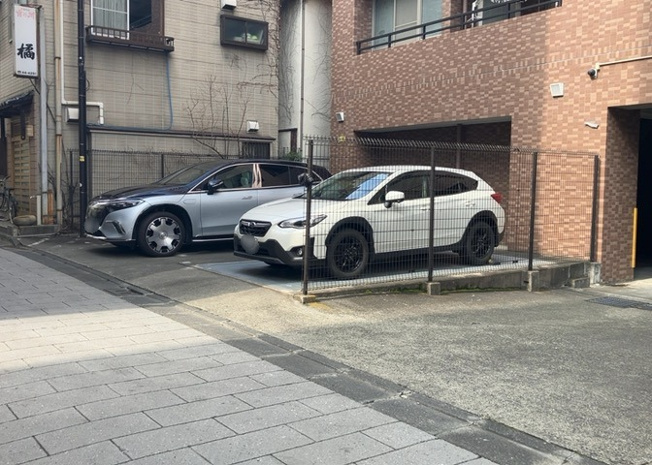 【駐車場】 | グエルスクエア八王子 | 駐車場と明記されていても、最小スペースでつくられた駐車場だと大型車は駐車できなかったり、出入りしにくくなったりする可能性があります。お車のサイズと購入したい物件の駐車場のサイズを現地で確認しましょう。