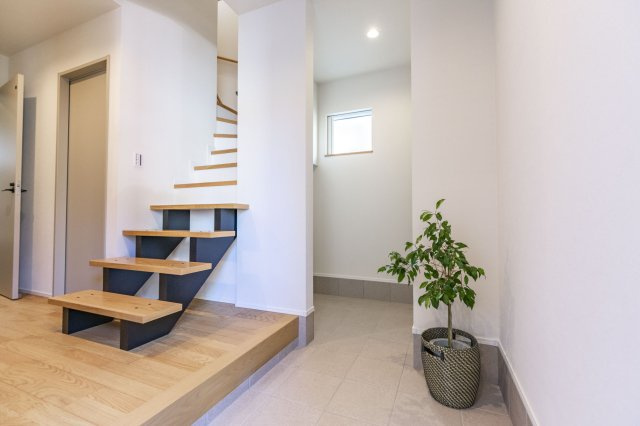 草津市平井1丁目　新築戸建の玄関