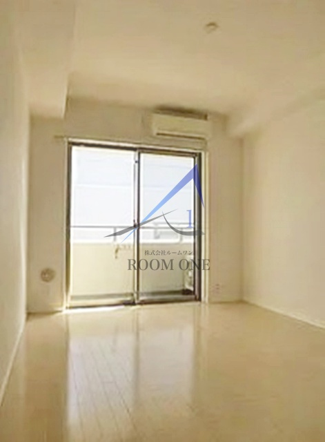 ライジングプレイス桜木町弐番館の居間・リビング|洋室のお部屋です。