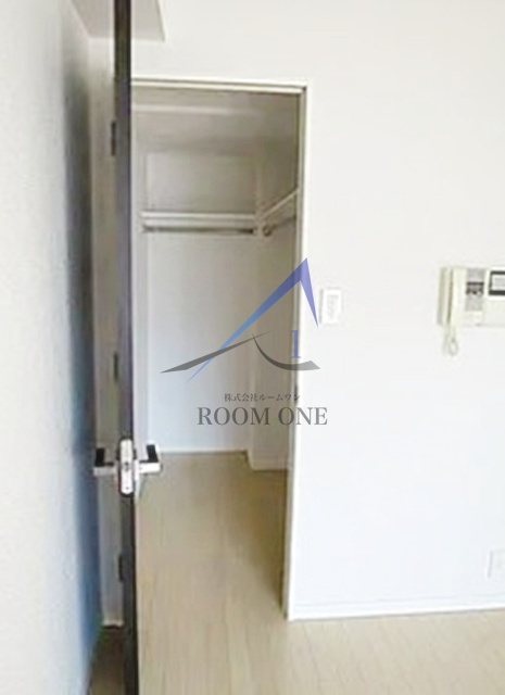 ライジングプレイス桜木町弐番館の収納|ウォークインクローゼットです。