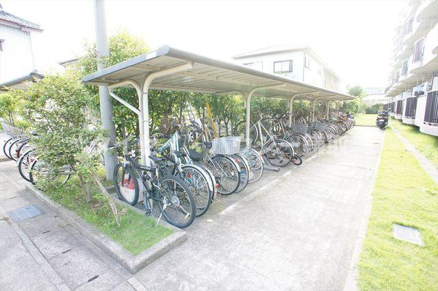 アヴニール梨の樹のその他共用部分|入居者専用の屋根付駐輪場です
