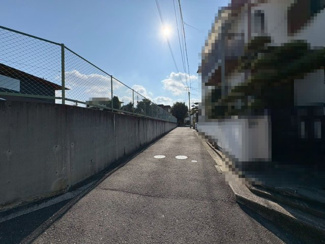 【前面道路含む現地写真】 | 上野芝向ヶ丘町二丁　売土地 | 万代上野芝店まで徒歩12分西友上野芝店まで徒歩15分毎日のお買い物に便利ですね♪その日の特売日などでスーパーを選べますね♪