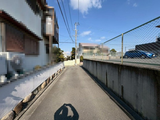 【前面道路含む現地写真】 | 上野芝向ヶ丘町二丁　売土地 | 周辺にはスーパーや薬局など、商業施設がそろっていますよ！とても住みやすい環境ですよ♪