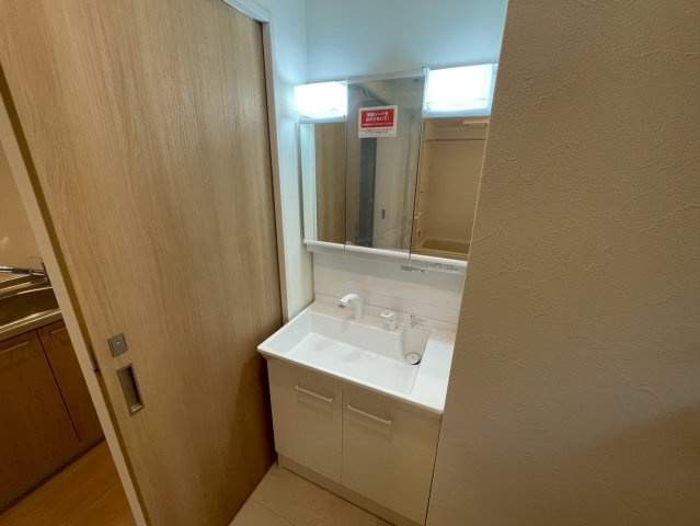 イトーピアホーム近大前の独立洗面台|モデル１０１号室内装です。