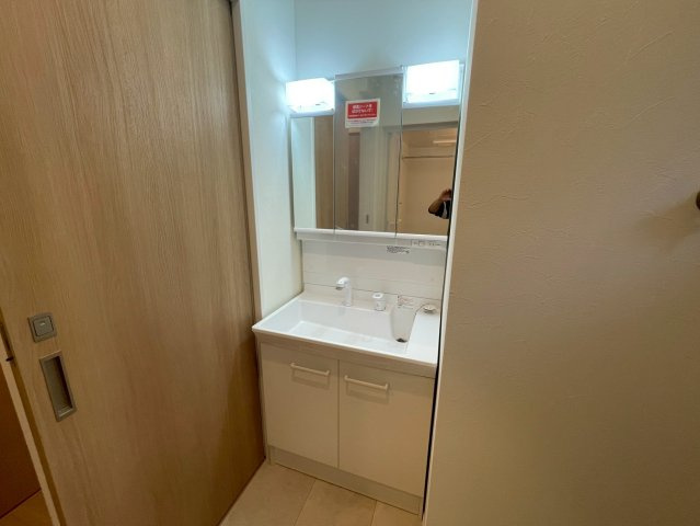 イトーピアホーム近大前の独立洗面台|モデル１０１号室内装です。