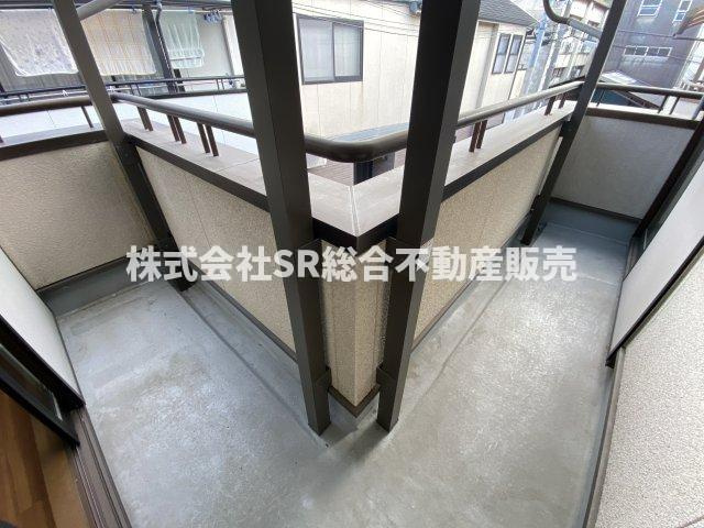 新家西町中古戸建のバルコニー|L字型の南向きバルコニーは陽当たり良好で洗濯物が乾きやすいです！