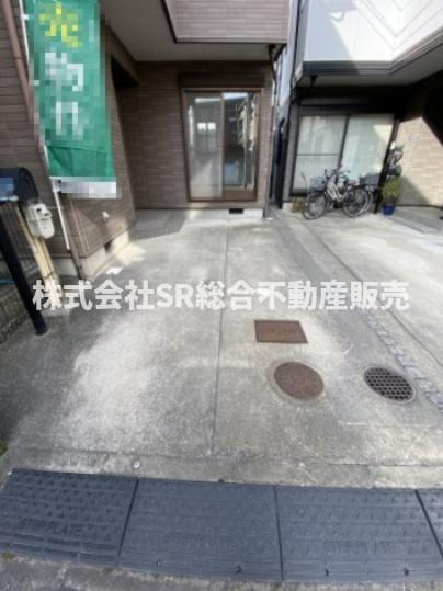 新家西町中古戸建の駐車場|お車をお落ちの方には嬉しい駐車場付き♪自転車・バイクも置けます。