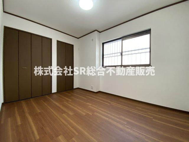 新家西町中古戸建の洋室|きれいで明るい洋室です