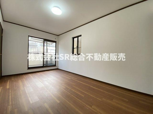 新家西町中古戸建の寝室|落ち着いた色調の寝室です