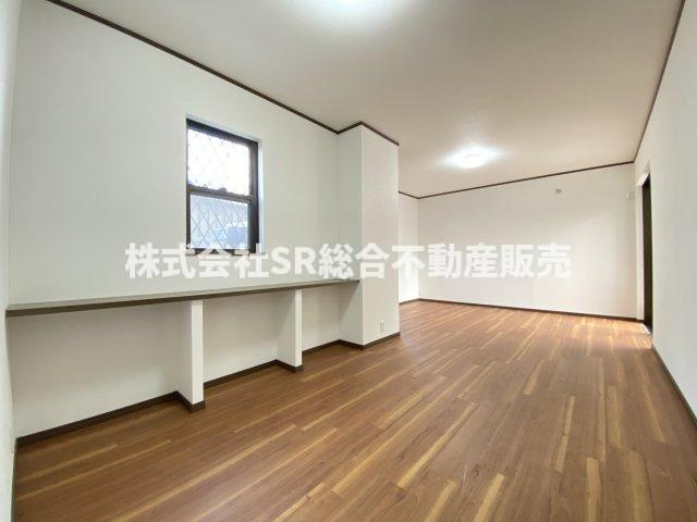 新家西町中古戸建の居間・リビング|ゆったりとしたリビングです