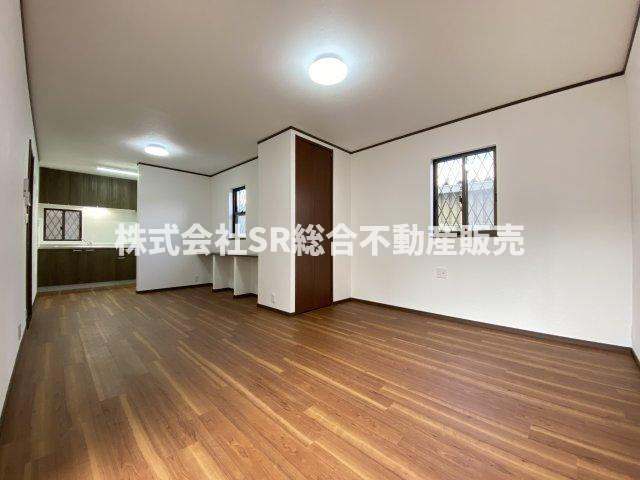 新家西町中古戸建の居間・リビング|リビングは広々15帖♪ご家族でゆったりとお過ごしいただけます！