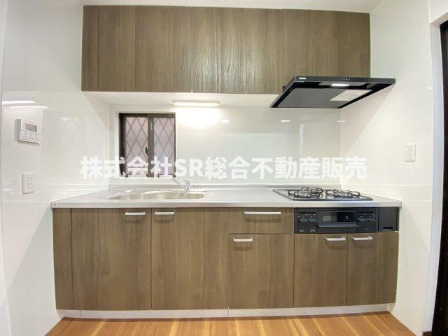 新家西町中古戸建のキッチン|落ち着いたブラウンのシステムキッチンです♪快適にお料理できます。