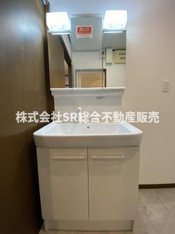 新家西町中古戸建の独立洗面台|独立洗面台、鏡の裏に小物を置くことができて便利です