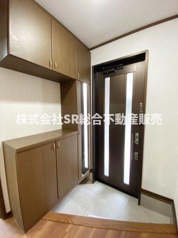 新家西町中古戸建の玄関|玄関にはシューズボックスもあり使いやすいです！