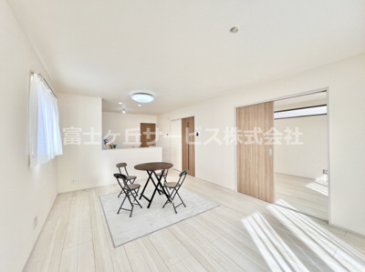 【居間・リビング】 | 沼津市下香貫汐入 新築一戸建て A号棟 | 16帖のリビングダイニングです