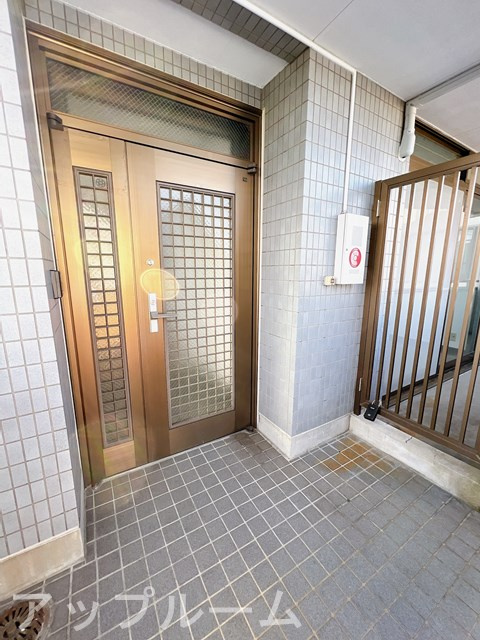 中野町さくらマンションのエントランス