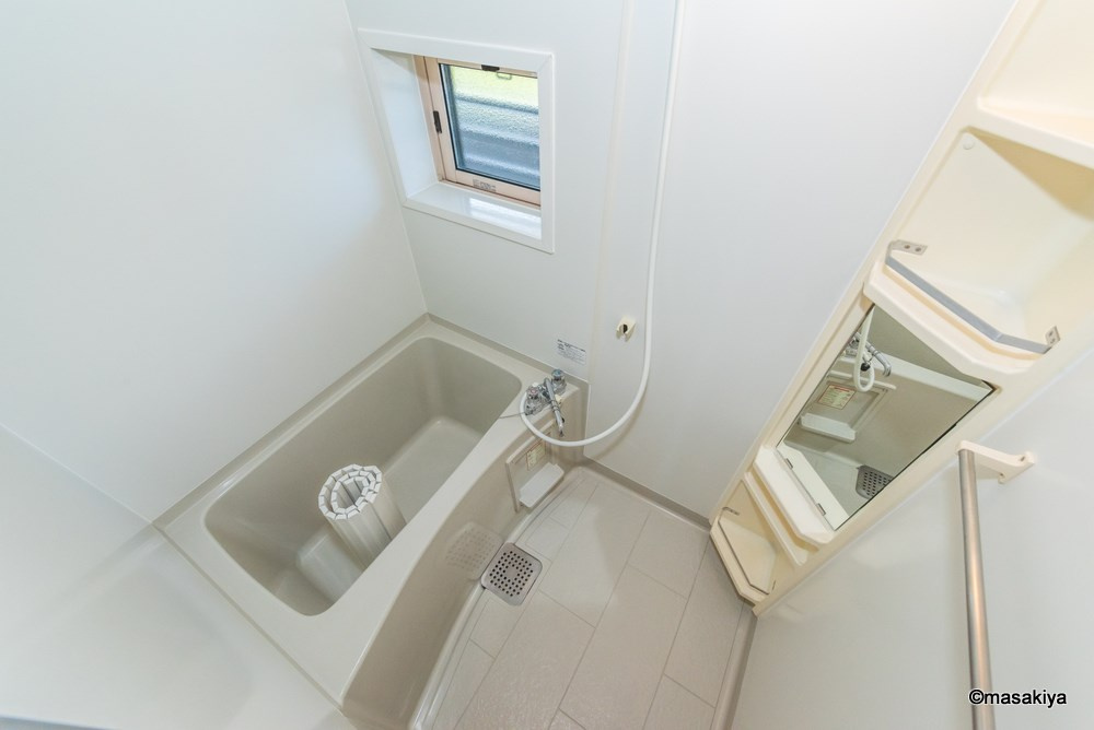 アコール・Tの浴室|お風呂　窓付きです。