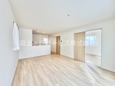 【居間・リビング】 | 沼津市下香貫汐入 新築一戸建て B号棟 | 16帖のリビングダイニングです