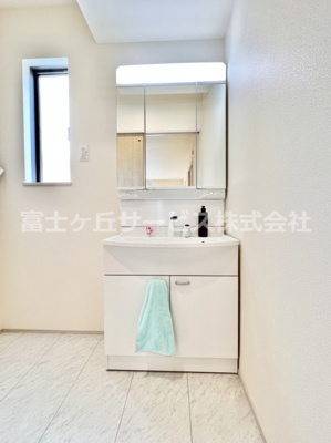 【独立洗面台】 | 沼津市下香貫汐入 新築一戸建て B号棟 | 朝の支度にも助かる、独立の洗髪洗面化粧台