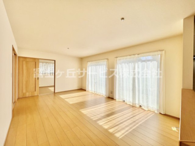 【居間・リビング】 | 沼津市下香貫塚田 新築一戸建て A号棟 | ゆったり過ごせる居間です