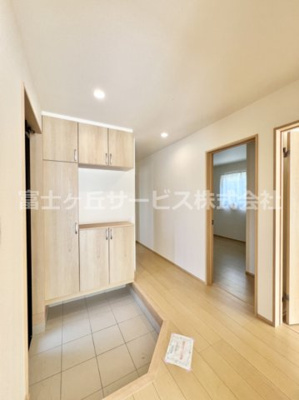 【玄関】 | 沼津市下香貫塚田 新築一戸建て A号棟 | 収納もある玄関です