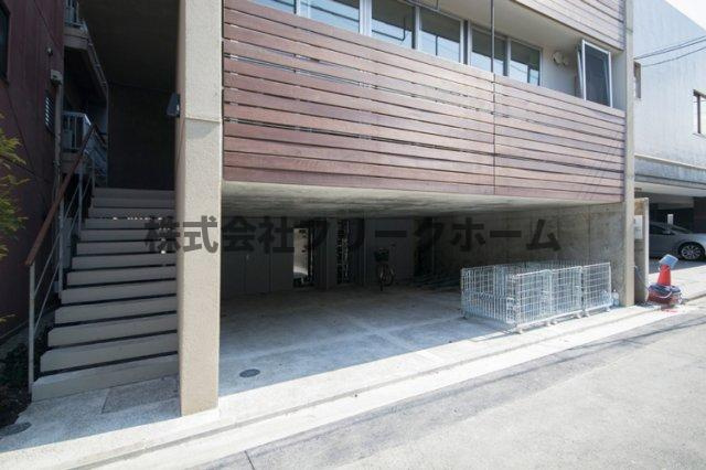 武蔵野市西久保２丁目の賃貸マンションのエントランス