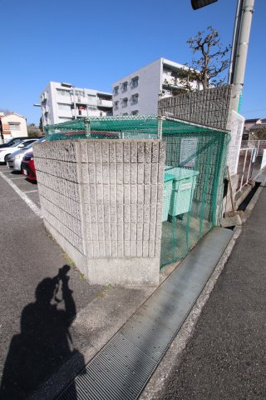 【設備】 | コンプリチェKATAYAMA | 敷地内ゴミ捨場