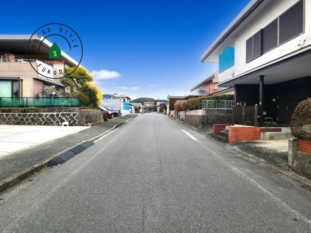 太宰府市青山3丁目第3-1棟（1号棟）の前面道路含む現地写真|前面道路は閑静な住宅地をはしる車通りの少ない道路。お車の出し入れが苦手なママや小さなお子様にも安心ですね。しっかり舗装もされているので、ベビーカーや自転車で通っても快適に通行できます。