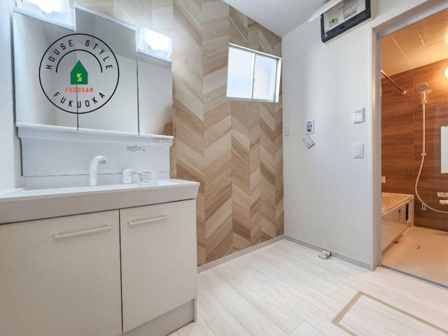 太宰府市五条6丁目第3-2棟（2号棟）の内観：施工例|ゆとりの洗面スペースで朝の身支度もスムーズに。暮らしを快適に変えるシャワー付洗面台です！