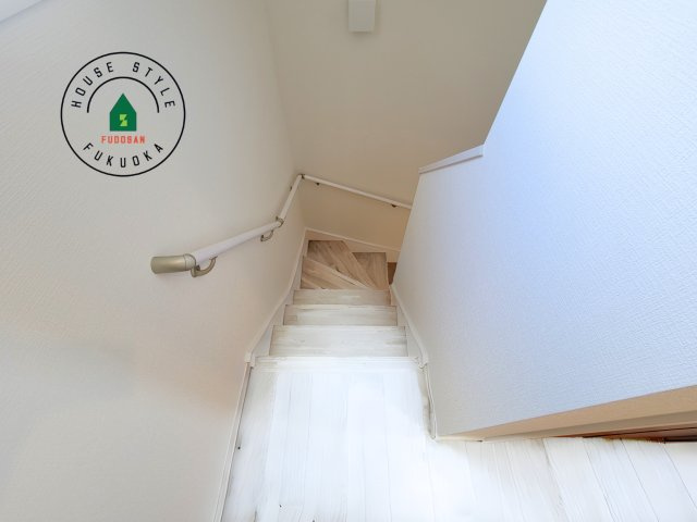 太宰府市五条6丁目第3-2棟（2号棟）の内観：施工例|階段からも明るい光が入ります。採光や通風も階段の重要な役割です。