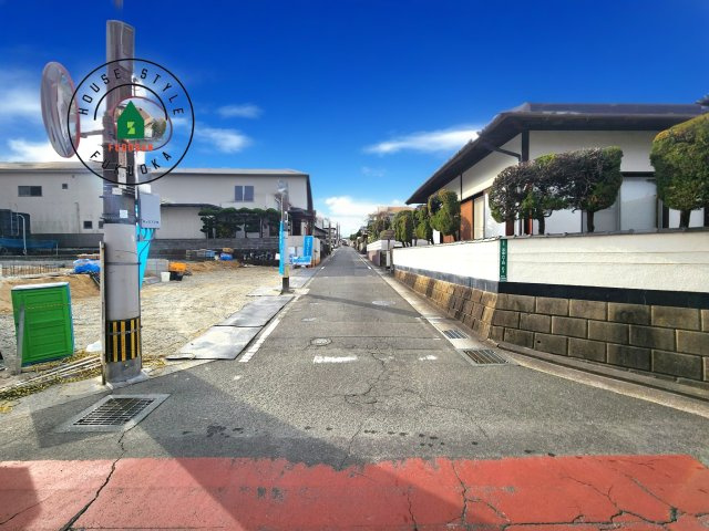 太宰府市五条6丁目第3-2棟（2号棟）の前面道路含む現地写真|前面道路は閑静な住宅地をはしる車通りの少ない道路。お車の出し入れが苦手なママや小さなお子様にも安心ですね。しっかり舗装もされているので、ベビーカーや自転車で通っても快適に通行できます。