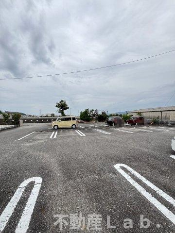 エントピアの駐車場