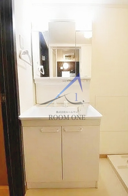 クリスタルマンション南蒲田の洗面所|独立洗面台です。