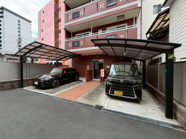 リバーライズ東小橋の駐車場