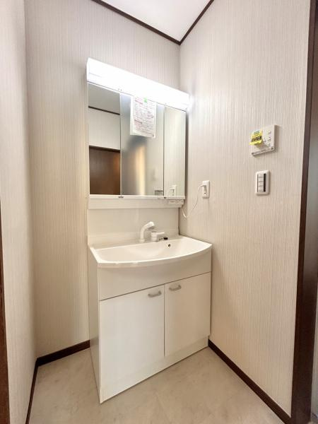 宇都宮市平松本町　4ＳＬＤＫ　中古住宅の独立洗面台