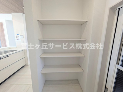 【収納】 | 磐田市見付 2期 新築一戸建て | キッチン横の収納です