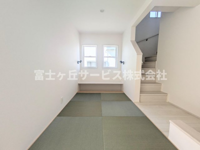 【和室】 | 磐田市見付 2期 新築一戸建て | リビング横のカウンター付きの和室です