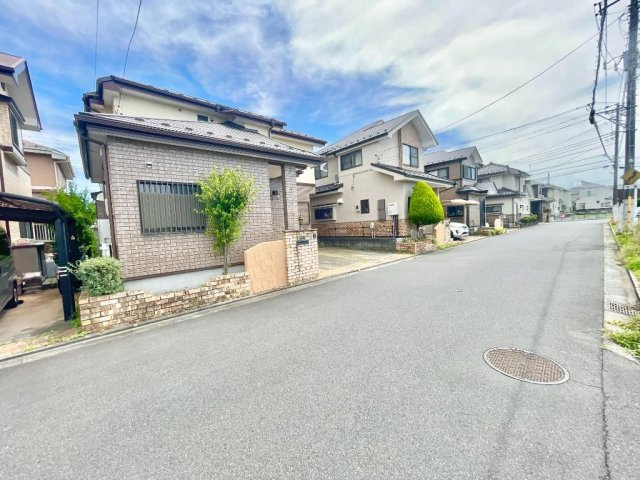 入間市扇台2丁目　中古戸建の前面道路含む現地写真