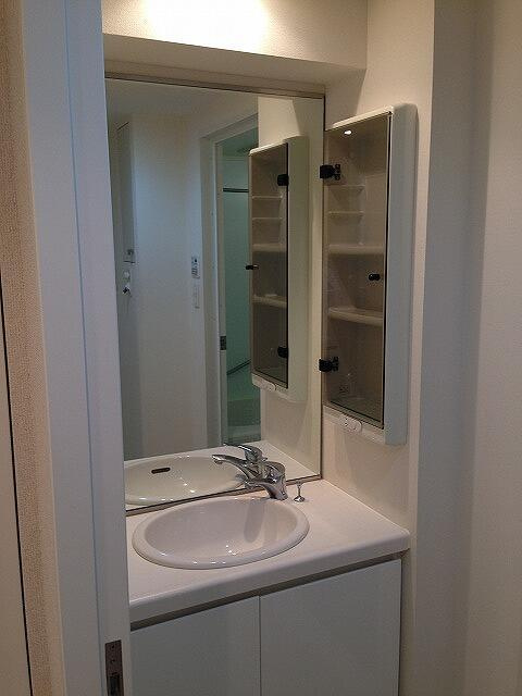 イーリスコート桜上水の独立洗面台|身支度しやすい独立洗面台。収納付きで便利。 