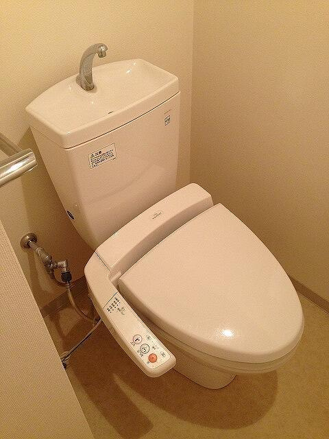 イーリスコート桜上水のトイレ|清潔感のあるトイレ空間。快適に使えます。 