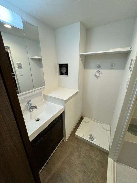 ガリシア千鳥町Ⅱの洗面所|明るい洗面所です