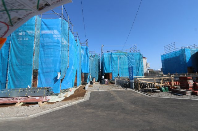 【GRAFARE　ZEH水準仕様】小平小川町７期の外観|スーパー・コンビニ・ドラックストアが徒歩8分圏内に揃う立地なので、毎日のお買い物がらくらくです！この距離なら買い忘れがあった時もサッと出掛けられそうですね♪