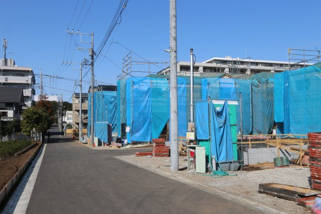 【GRAFARE　ZEH水準仕様】小平小川町７期の外観|前面道路は約5ｍ。車通りも少ないので、お車の出し入れもラクラクです。カースペースは2台分確保。2台目のスペースは急なお客様用として、また普段は自転車置き場としても活用可能です。