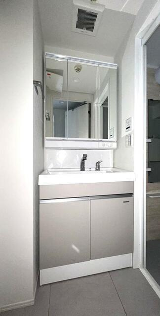 ヴィサージュ池尻の独立洗面台|独立洗面台、小物を置くことができて便利です