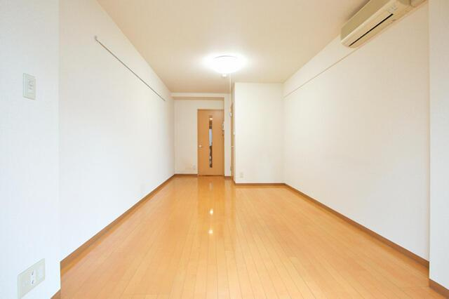 ビイルーム自由が丘の洋室| 明るいフローリングが爽やかな居室。家具のレイアウトもしやすい形です。