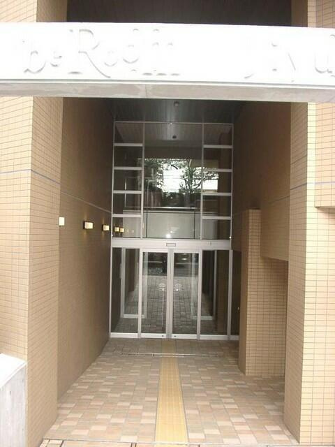 ビイルーム自由が丘のエントランス|建物の顔となるエントランス。しっかり管理されている印象です。